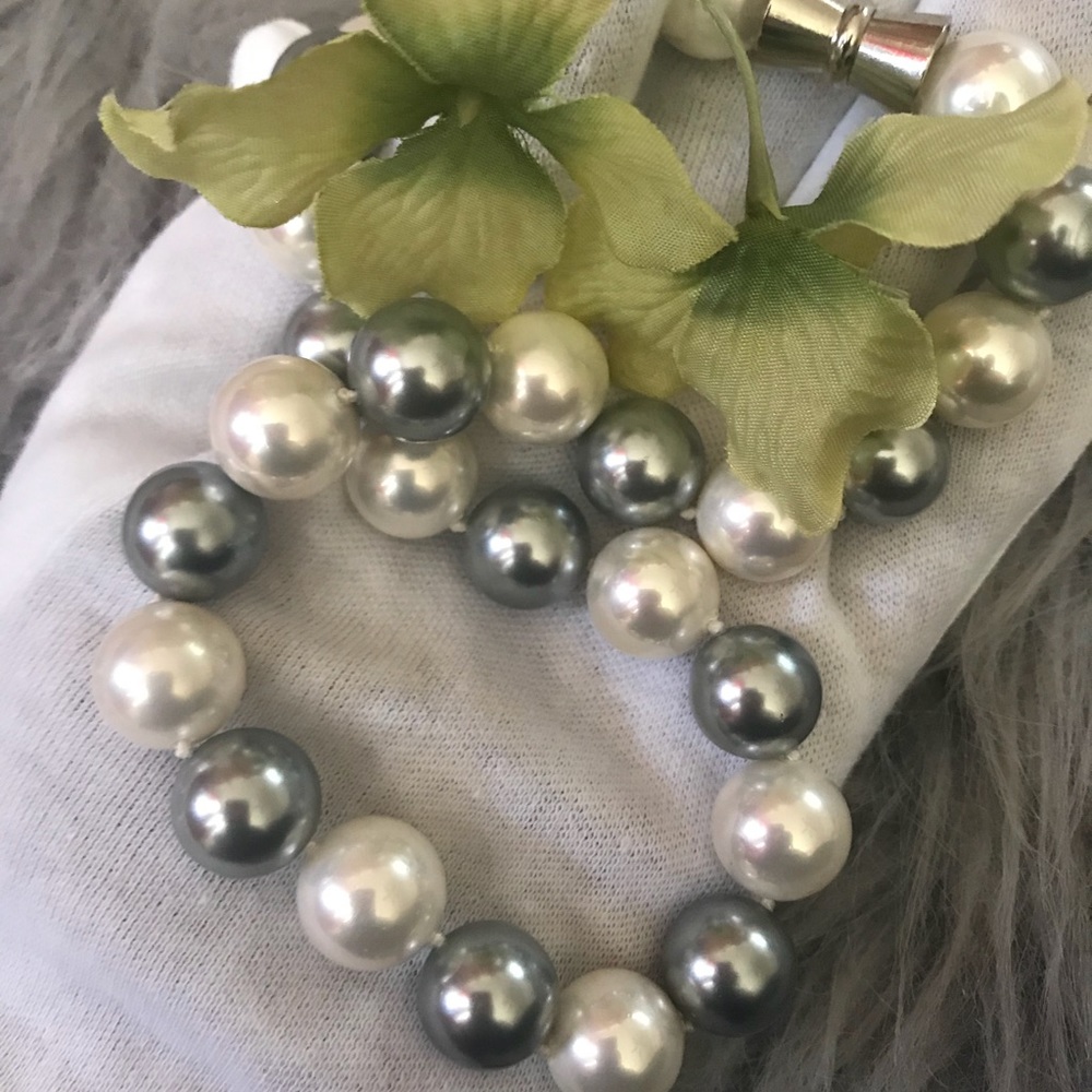 mother of pearl  round cream and grey  necklace